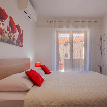 Apartments Eva Cres Exterior photo