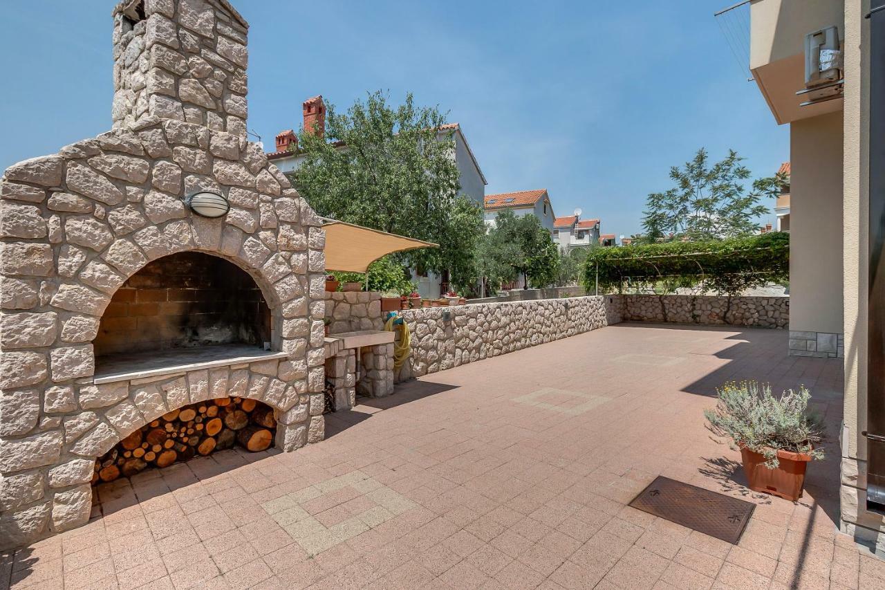 Apartments Eva Cres Exterior photo