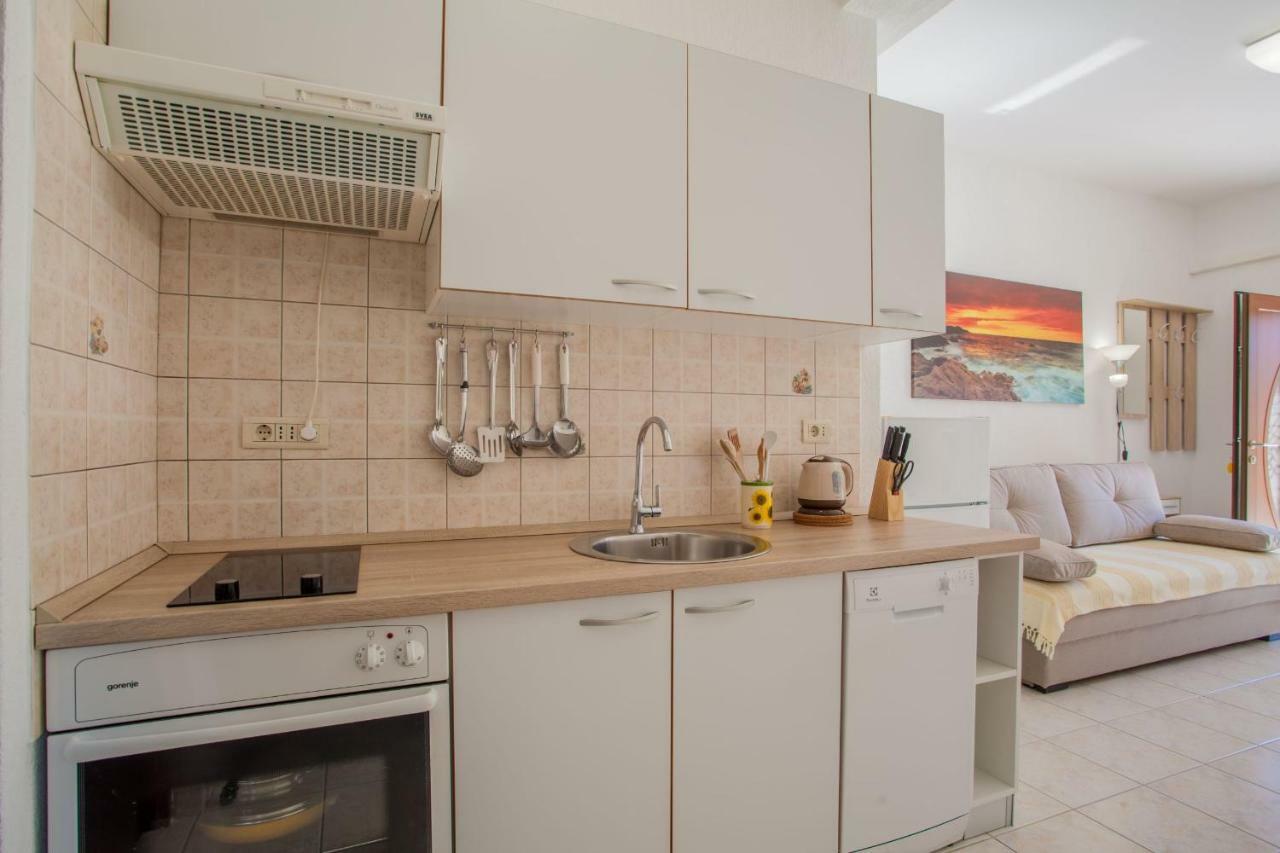 Apartments Eva Cres Exterior photo