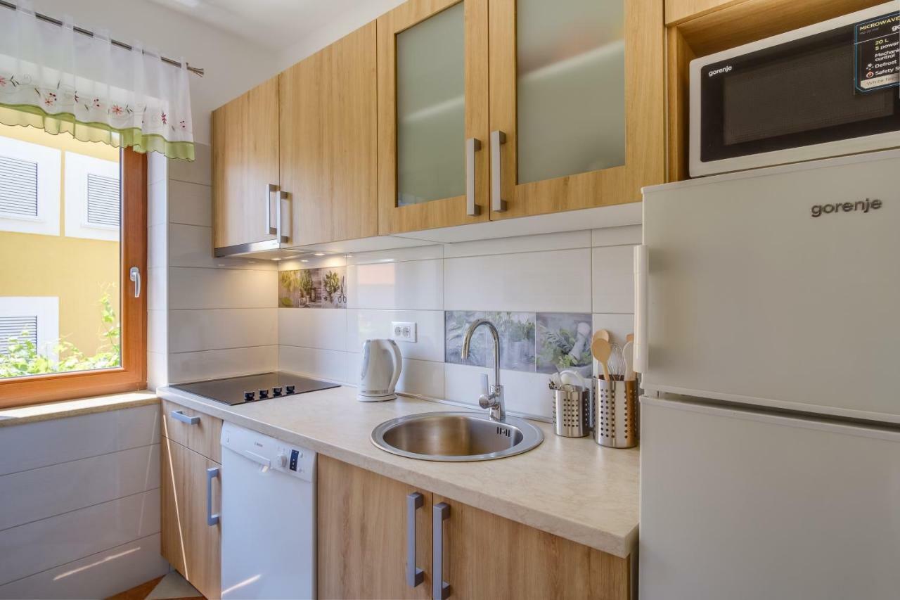 Apartments Eva Cres Exterior photo